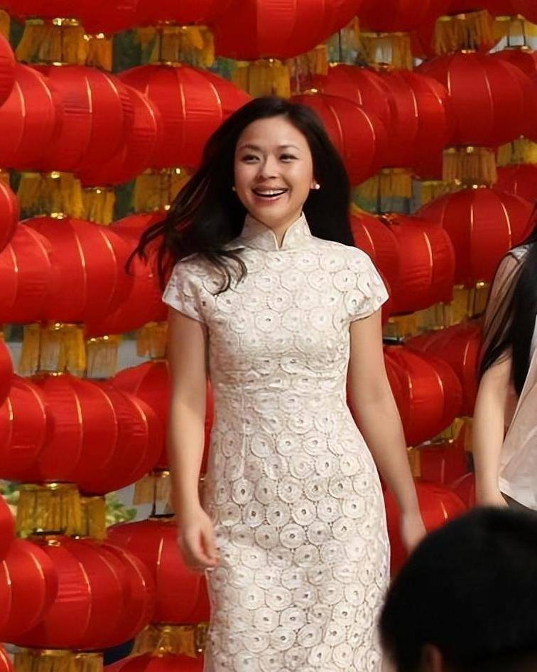 原创原创凤凰卫视主持人谢亚芳近照超有女神范她老公是银行职员