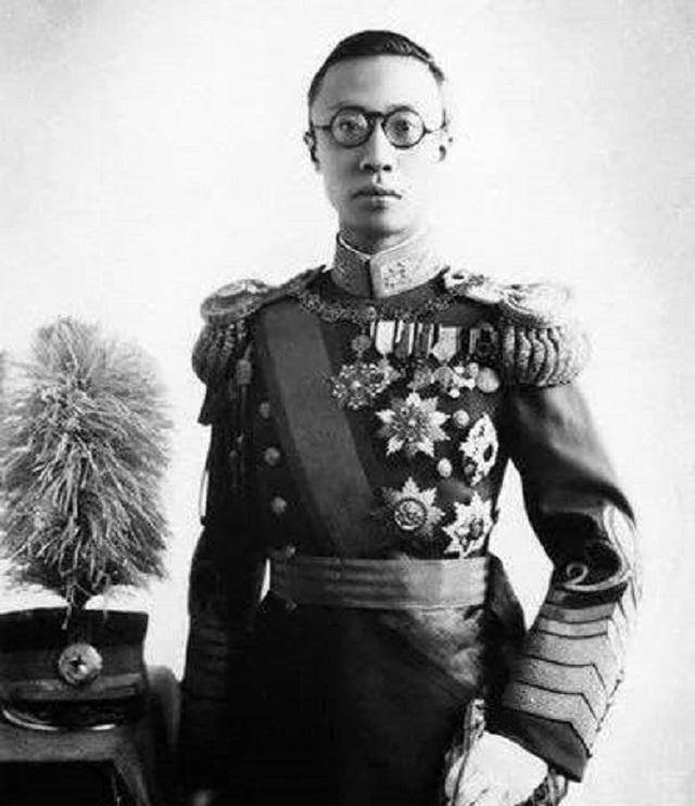 原创溥仪离了紫禁城为生活散尽珍宝实则身藏祖传宝物最后才献出