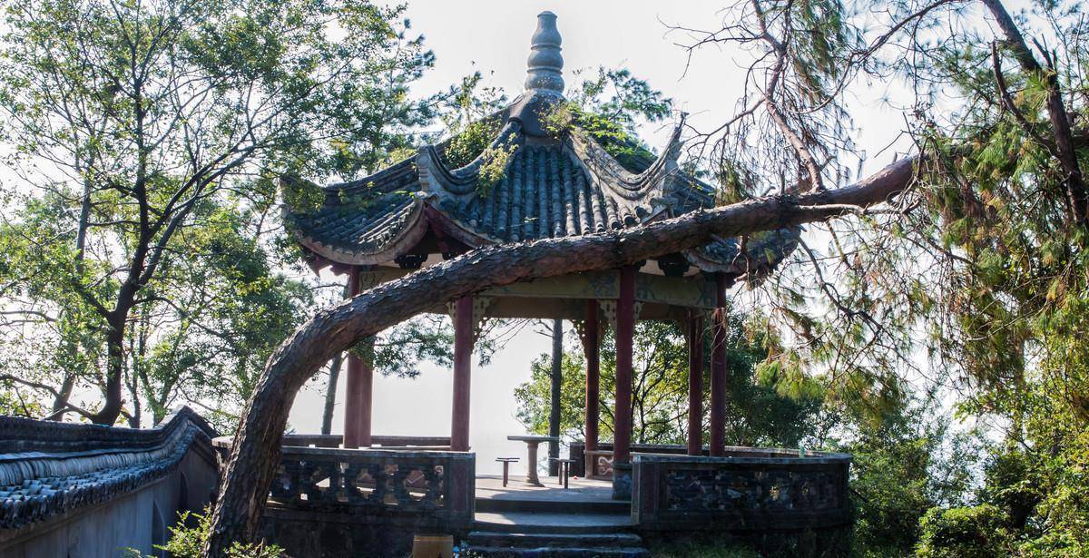 寺庙的东西两侧分别是钟楼与古楼,来这里参观的游客