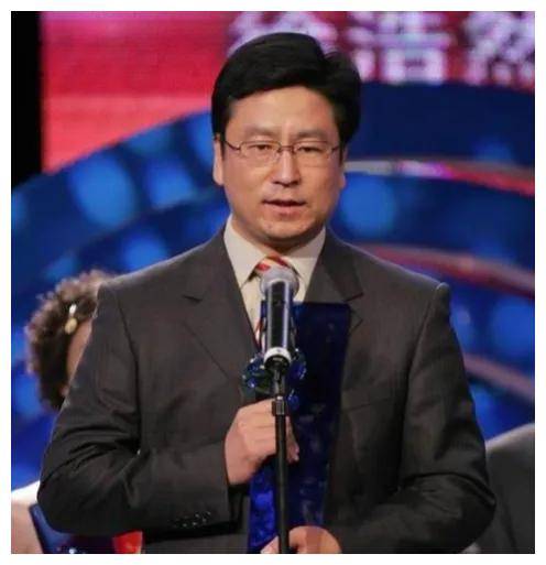 白岩松的传奇历尽风雨蜕变成凤凰再次飞翔