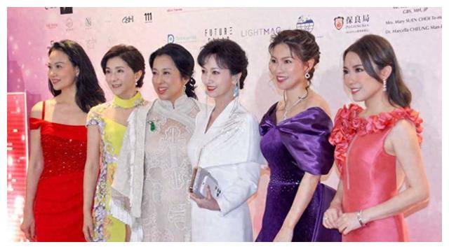 朱玲玲亮相晚宴白裙配绿宝石尽展优雅二少或有新变化