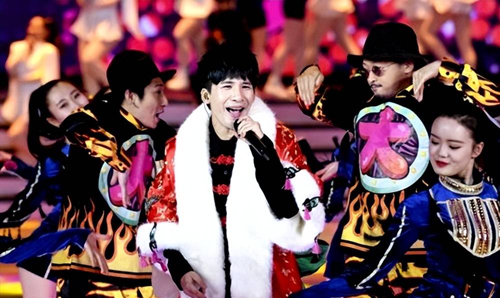 大张伟和刘迎恋爱多年女友变胖后不离不弃两人在国外儿女双全