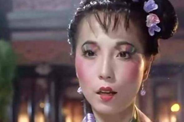 略显夸张的妆容,含有开放性的词语,把石榴姐这个人