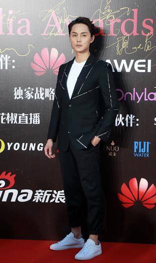 原创尹正演商细蕊入戏太深造型越来越女性化但穿西装还挺时尚