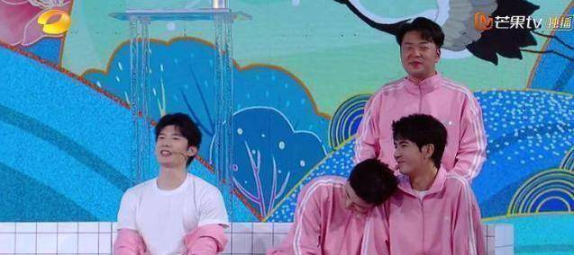 原创原创快乐大本营高伟光玩游戏不小心摔倒谁注意到于朦胧的反应