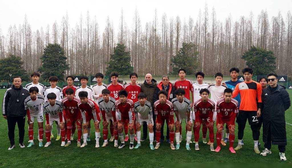 原创上海海港主帅访问根宝基地赠送老帅一瓶香槟图