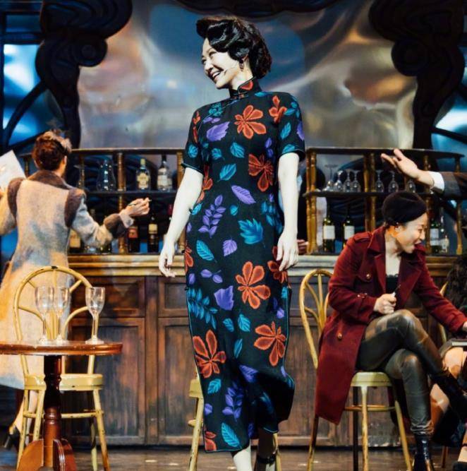 而走出荧屏,许晴在话剧舞台上表演的《如梦之梦》中,再次以花色旗袍