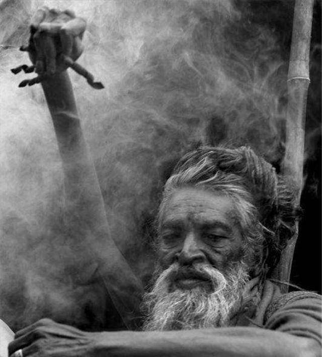 原创印度苦行僧为诚心修佛高举右臂47年不放致残如今成佛了吗