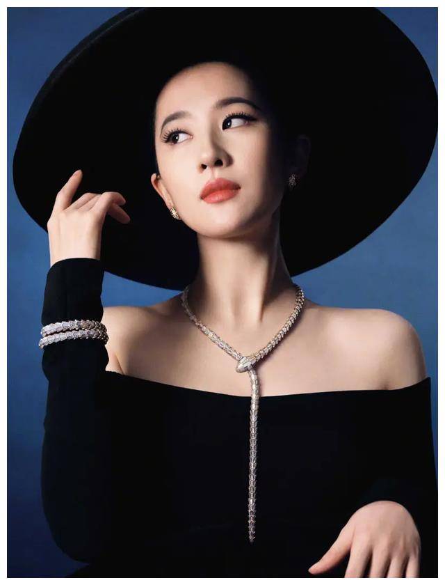 刘亦菲展现多面魅力写真惊艳亮相复古贵气冷艳令人着迷