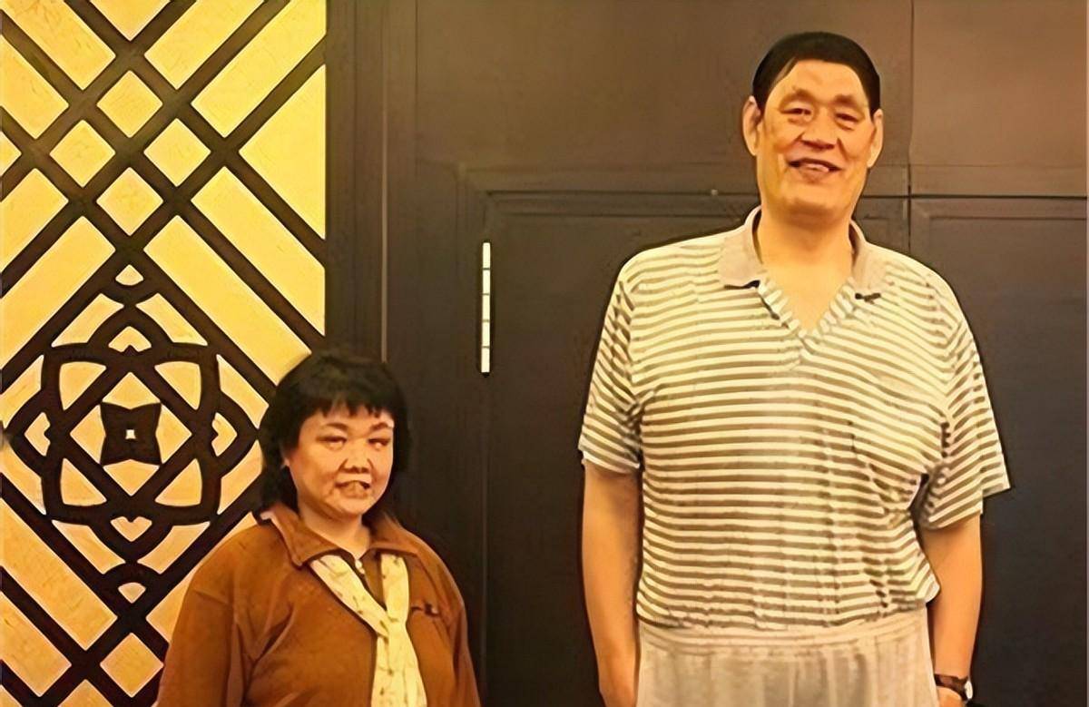 原创和身高2米28男篮传奇中锋穆铁柱结婚什么感受妻子聚少离多
