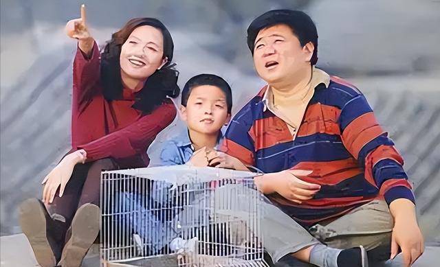 一个老人和五个兄弟姐妹住在两间小平房中,平时拥挤得转身都觉得困难.