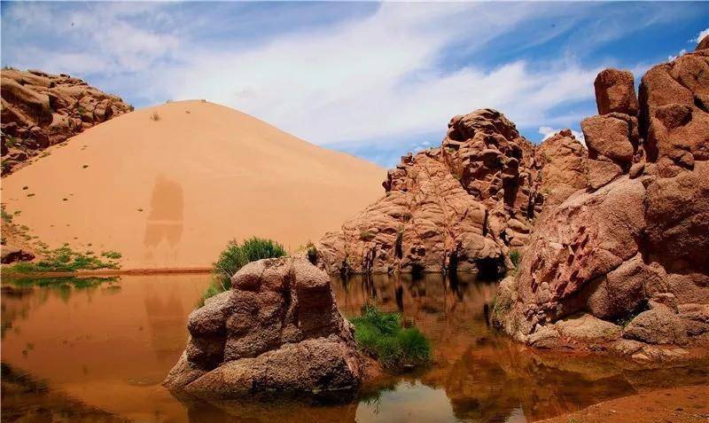 除此之外,阿拉善地区的奇石也是一绝.