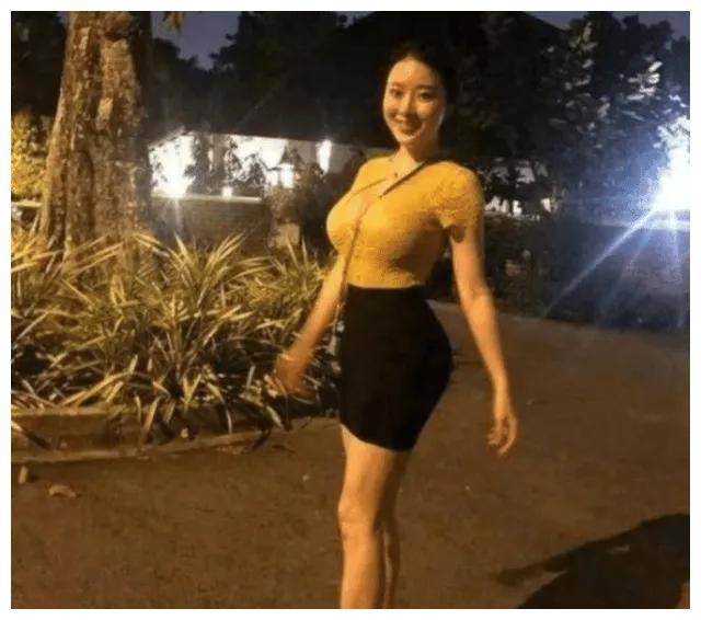 刘强东助她走红国外生活奢华开名车住豪宅如今成万人迷