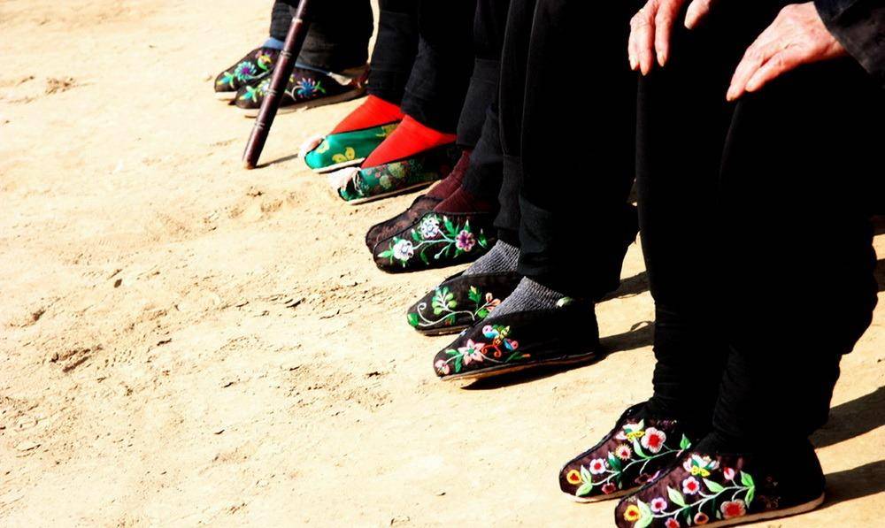 古人是崇尚女人小脚的,"三寸金莲"(四寸称"银莲",四寸以上称"铁莲")是