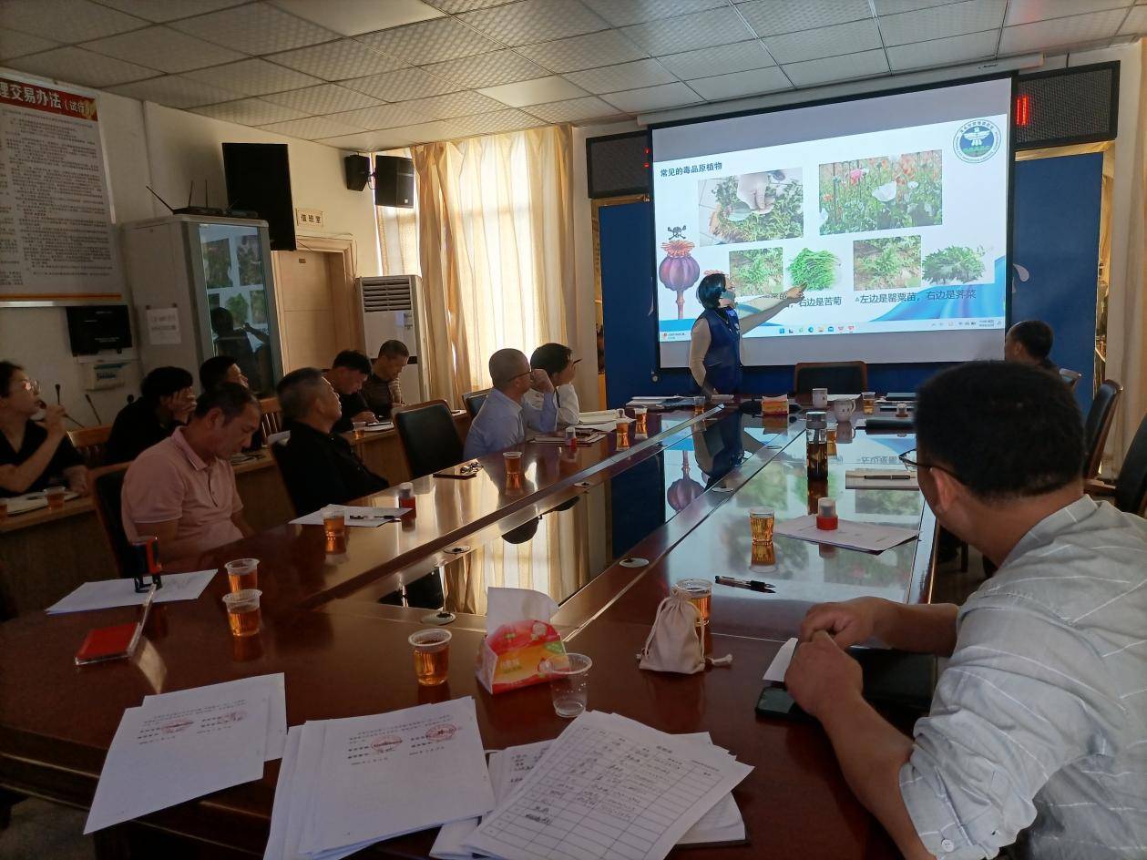 马踏镇召开禁种铲毒业务培训会