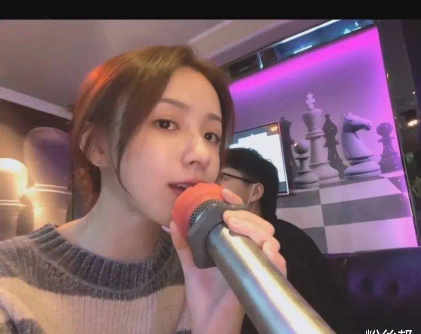 周二珂社交动态自爆已分手,并删除官宣恋情微博,会回