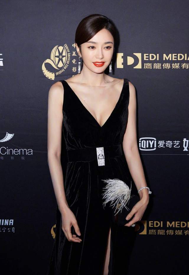 原创不能让秦岚穿低胸礼服了轻轻一弯腰完全兜不住网友性感无限