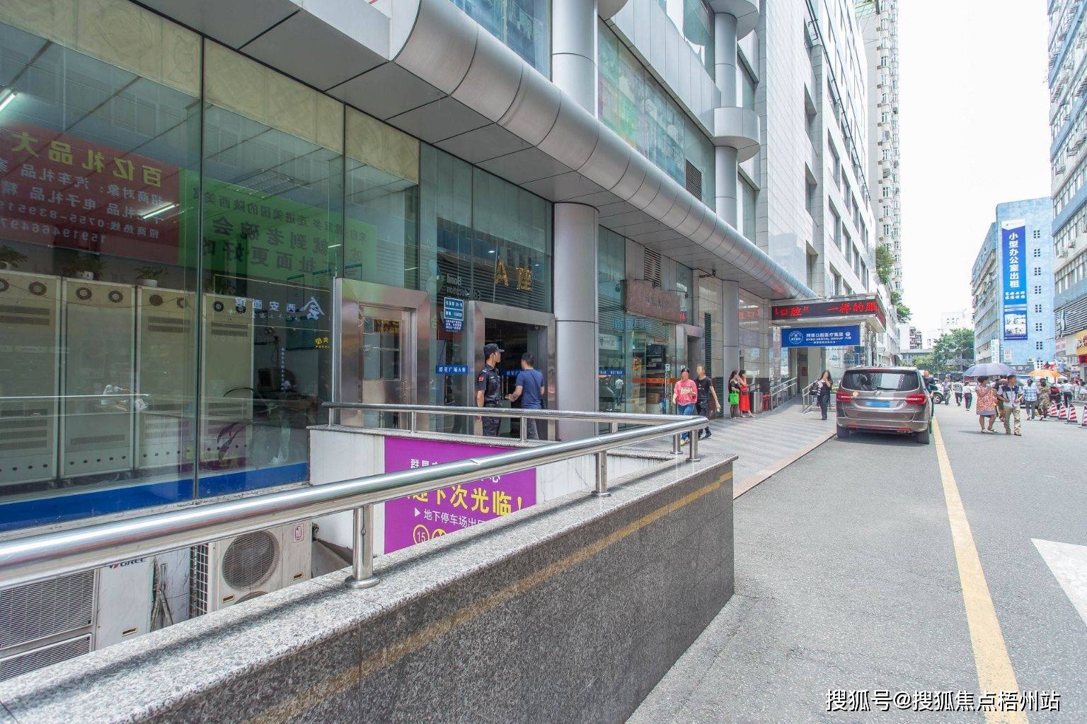 深圳群星广场租120人独立办公室精装修带家具交通便利可注册