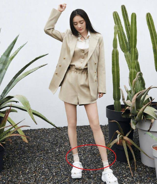 杨幂总是喜欢在社交平台上晒出自拍,这些自拍照有时候是她的全身照,有