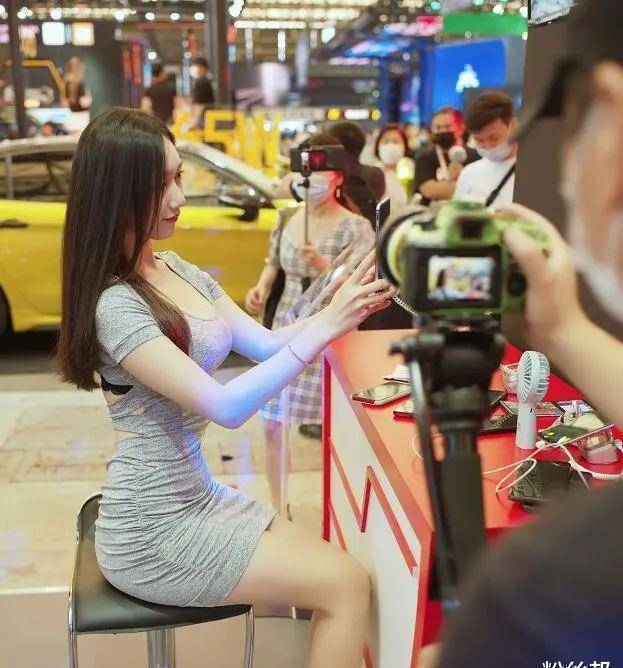 原创斗鱼小小玉酱解封复播重开微博发布健身视频又因违规被删