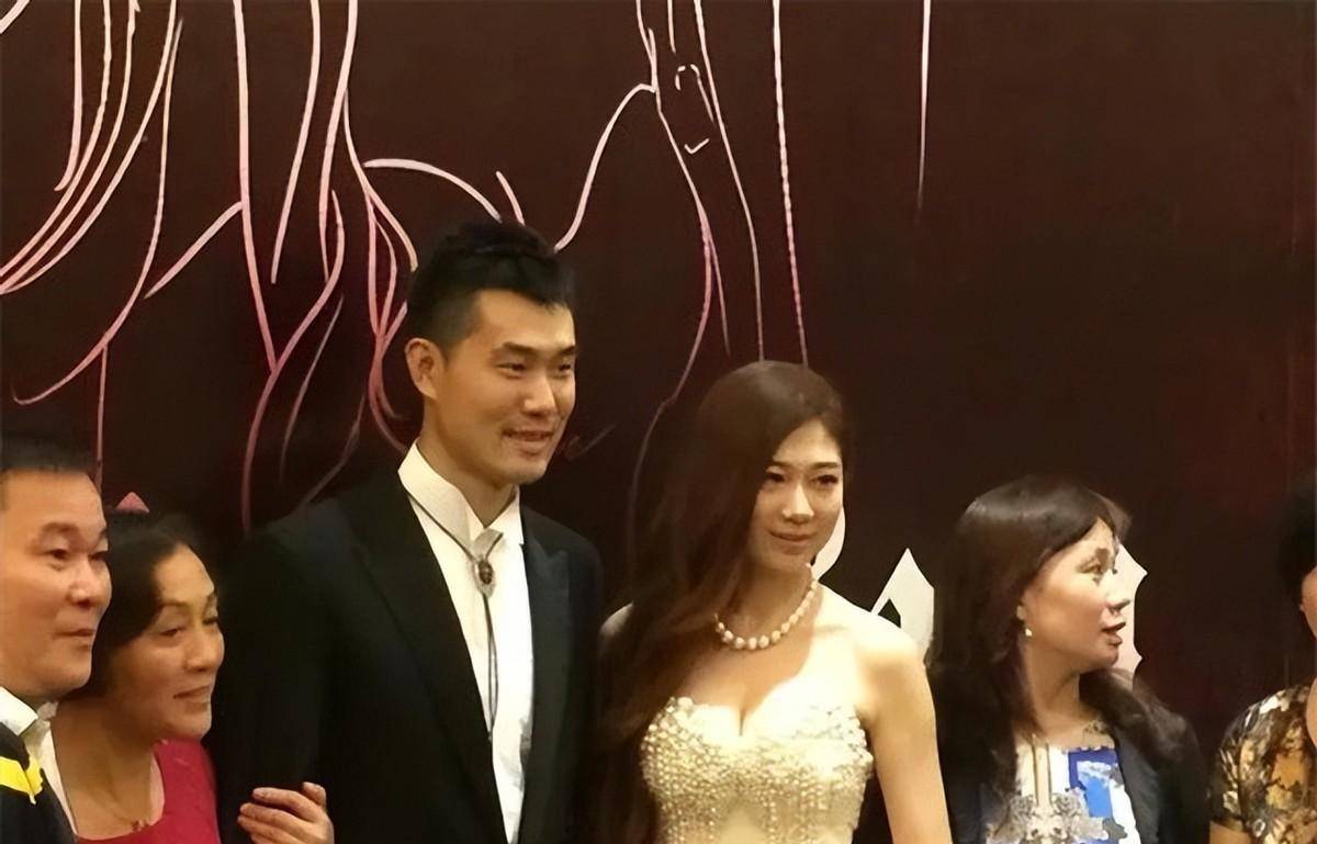 原创39岁王仕鹏近况退役专注解说海归娇妻身材曼妙