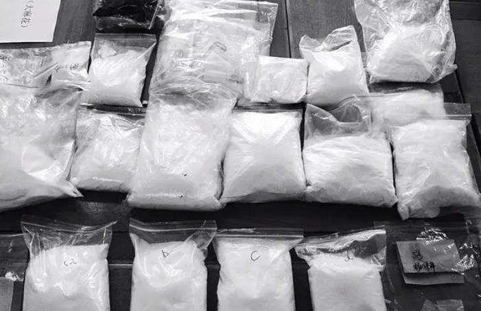 匆忙把毒品装进行李箱后,阿克毛为了不被更多人发现,提议快点去机场.