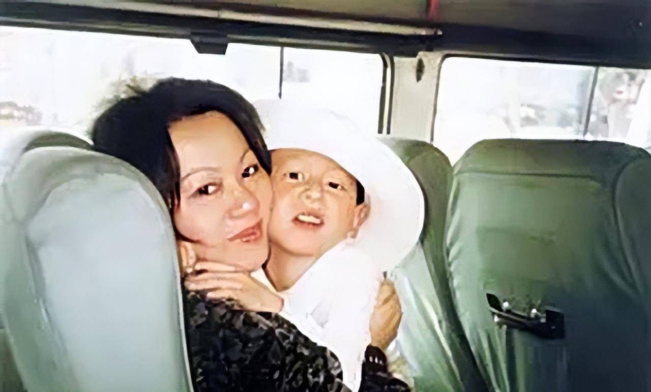 王伟牺牲21年,妻子继承遗志,儿子成海军军官,今已服役5年_阮国琴_爱情