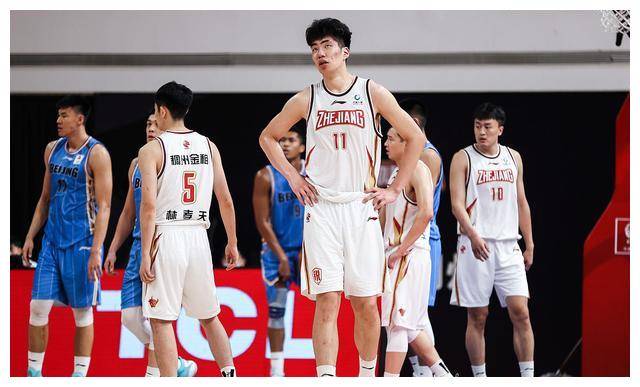 原创杨瀚森被打爆身高比周琦惊人中国篮坛涌现2米23新秀