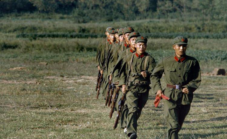 原创40年前身穿六五式军装的人们一身绿三片红一个词来形容帅气