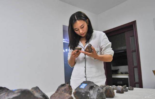 陨石猎人杨可欣5年冒死捡600颗陨石拒绝天价收购自开陨石馆