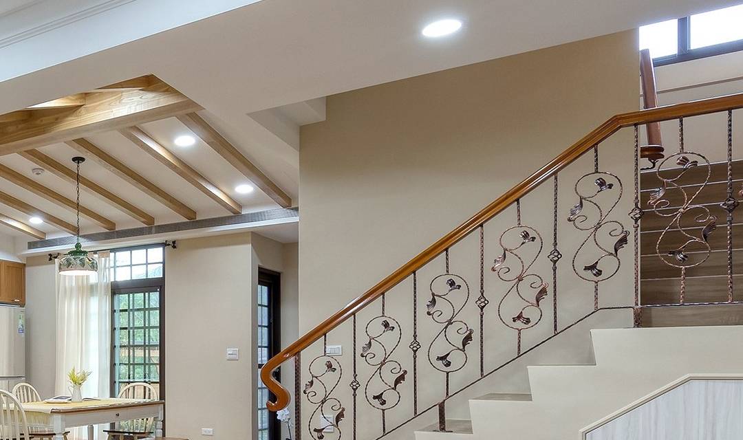 橱柜面板采用和地板,百叶窗颜色相近的色系,保持空间色彩的一致性.