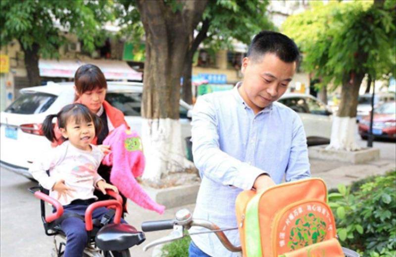 小伙善意托举救下女童,老板因此纷纷送工作,如今事业爱情双丰收_周冲