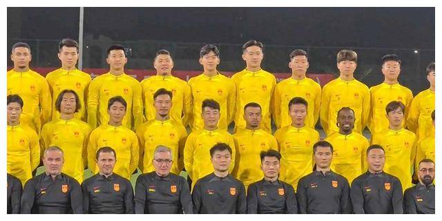 原创国足新全家福李可表情热议费南多笑容灿烂