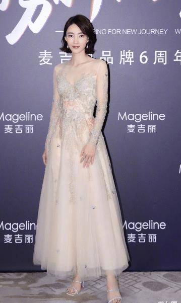 萧蔷真惊艳,穿白色时尚裙难掩时尚身材,55岁依旧前凸后翘有魅力_礼服