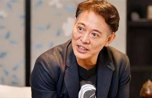 原创68岁陈道明近照曝光白发苍苍脸上满是皱纹一件衣服穿了十几年