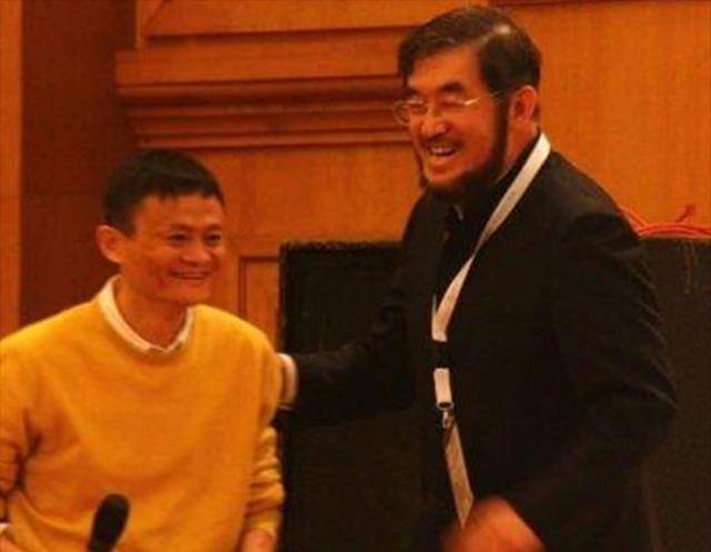 鹰压双马:这位手压2位"中国首富"的胡子男人,地位有何特殊之处_吴鹰_