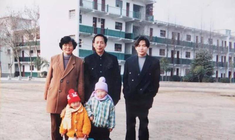 徐浩(右一)奇怪的是,这次老板的回答却与上次截然不同,甚至没有仔细看