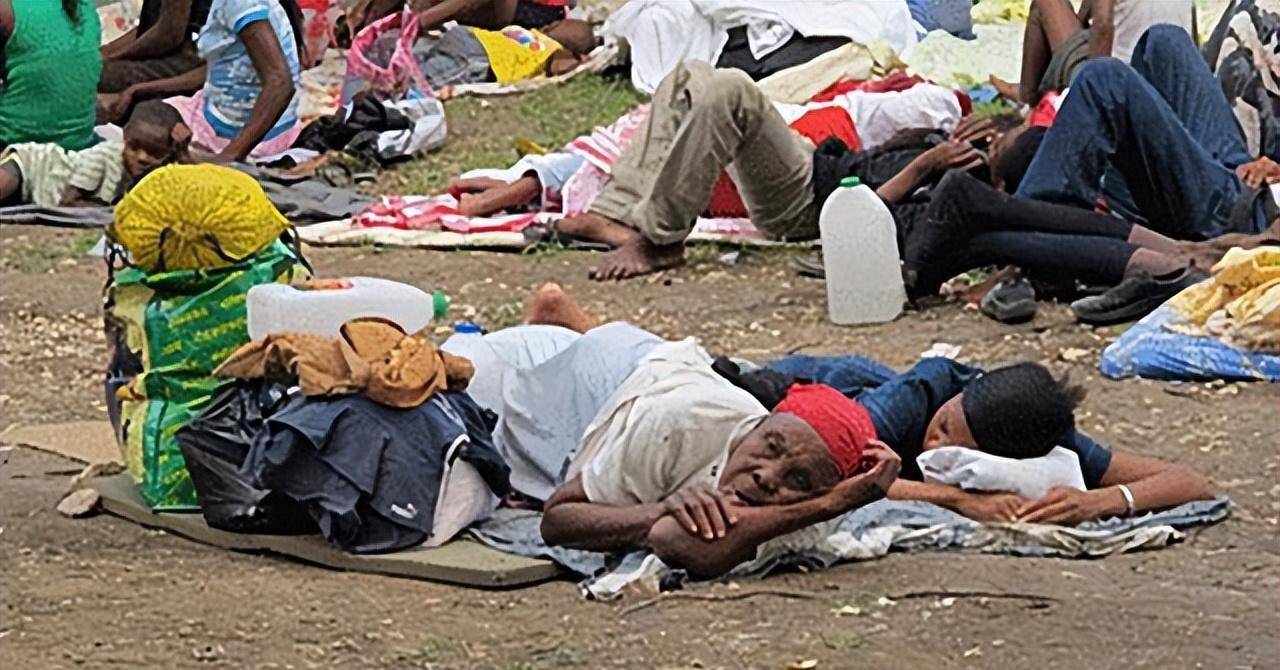 原创2021年海地总统遇刺左眼被挖鲜血沾满白衬衫公文包被枪手拿走