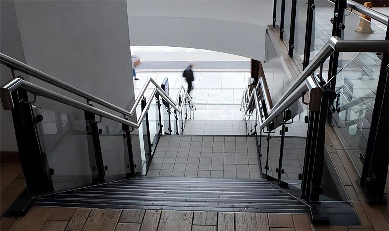 时,就看到儿子王顺新手里拿着病历单,猛地从医院22楼的楼梯口冲了下去