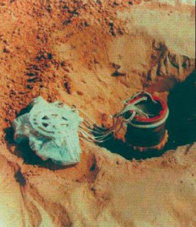 当时卡扎菲还没有垮台,他的军队通过火箭发射了大量84式地雷,试图封锁