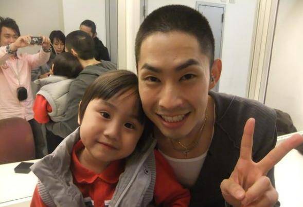 原创2岁出道挣钱供父母花皮肤溃烂亲爸不给医治小小彬近况如何