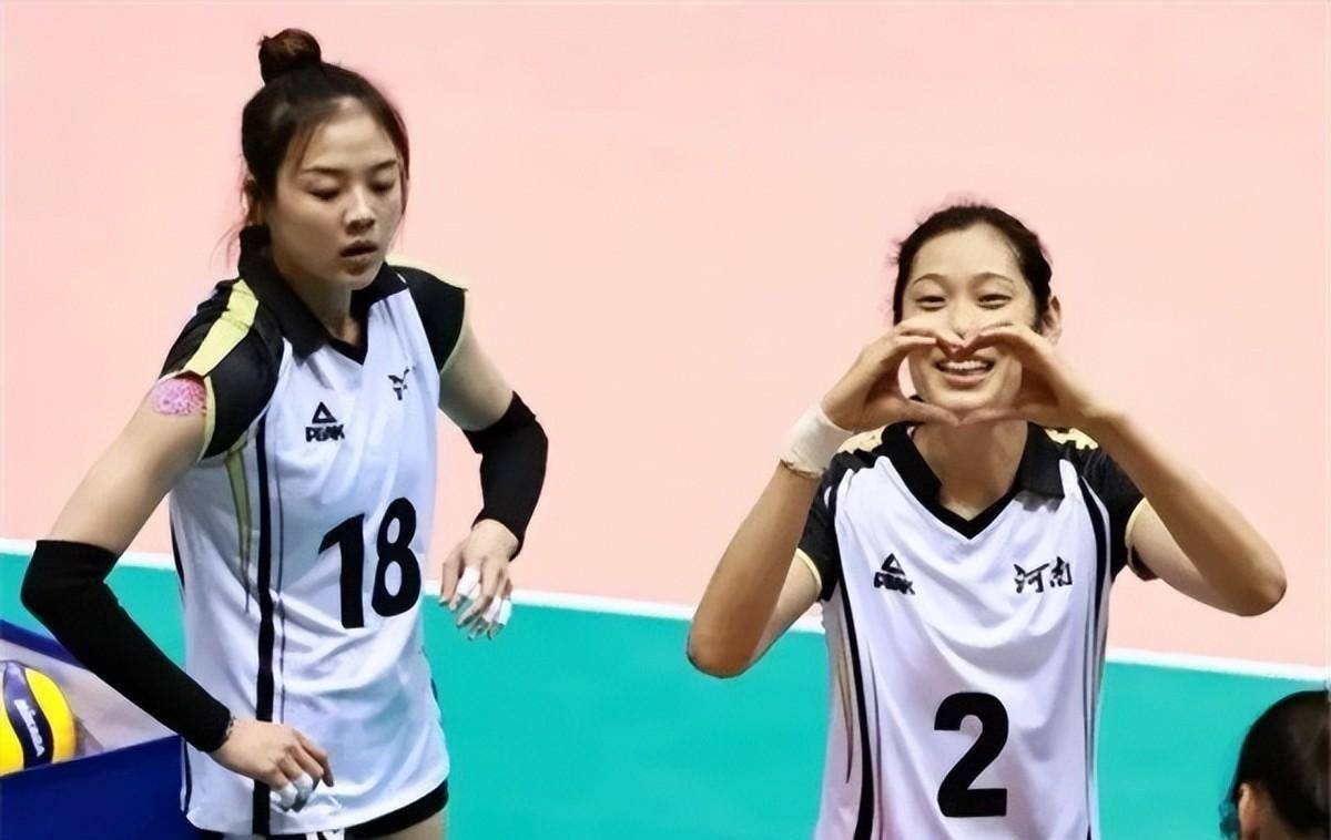 朱婷让恩师郎平给妹妹一些指导,在媒体所拍摄下来的照片当中,朱佳荟和