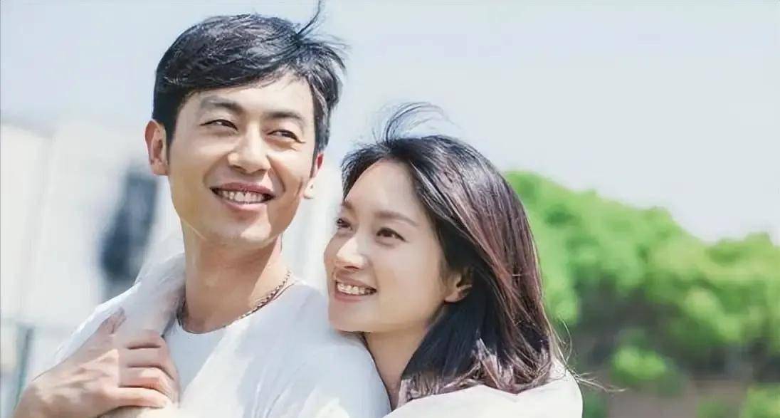 自从结婚后,朱亚文一直恪守"男德",不仅会在挑选剧本时征求妻子的意见