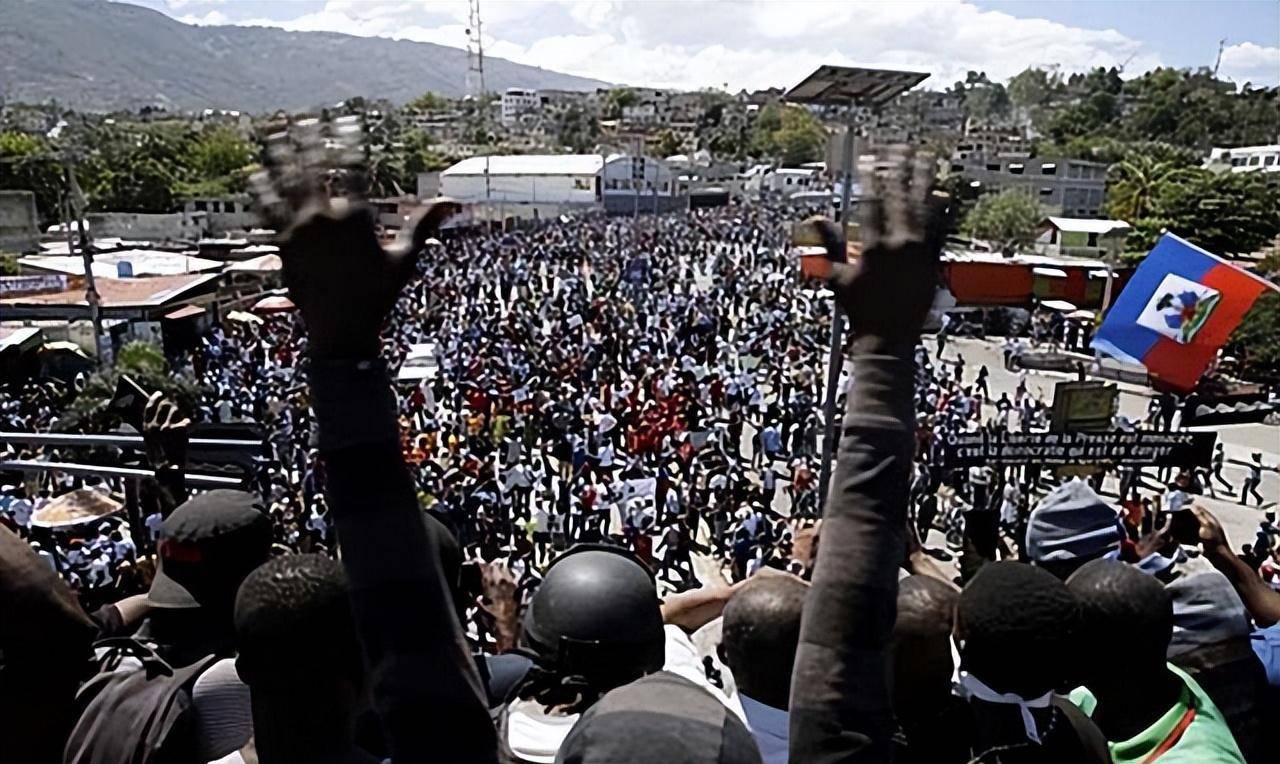 原创2021年海地总统遇刺左眼被挖鲜血沾满白衬衫公文包被枪手拿走