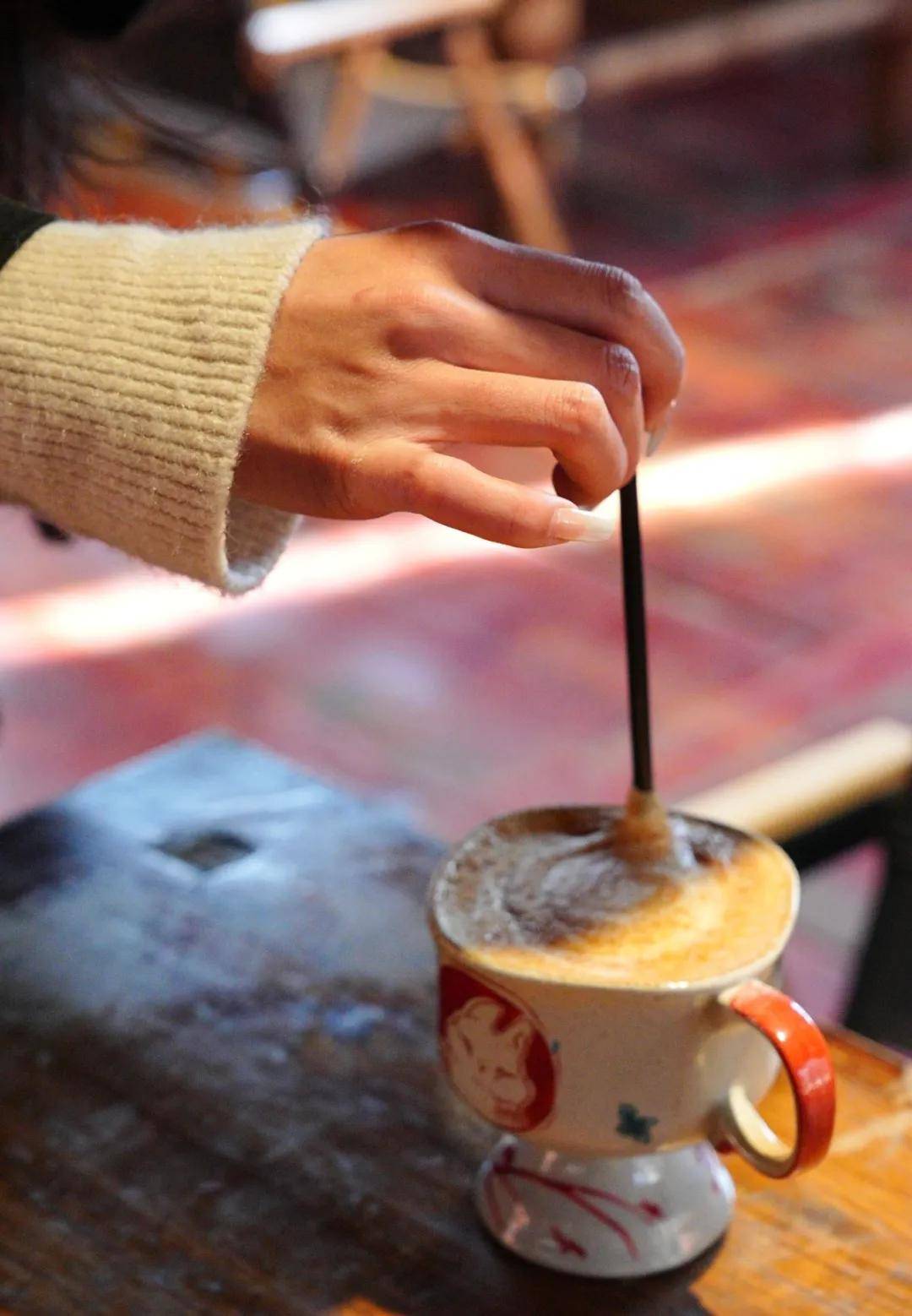 看日照金山,听风声,等日落在雪山冰泉养生庄园,雪山悬崖神迹酒店你