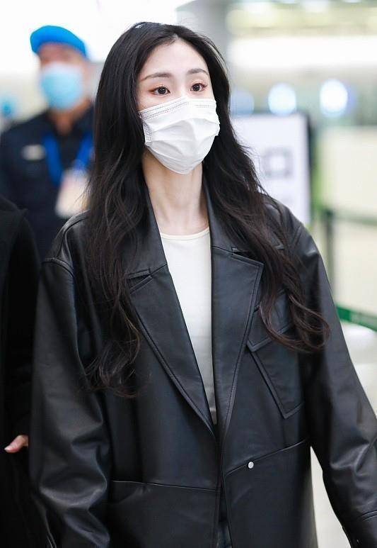 原创张碧晨的机场私服好显气质怼脸拍都不怕廓形皮衣真显个性