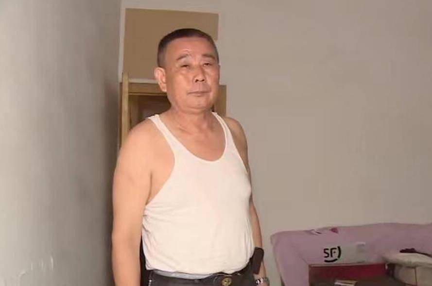 唐小辉住在二楼的大卧室,平时紧锁卧室门,刘森立表示抗议,唐小辉却振