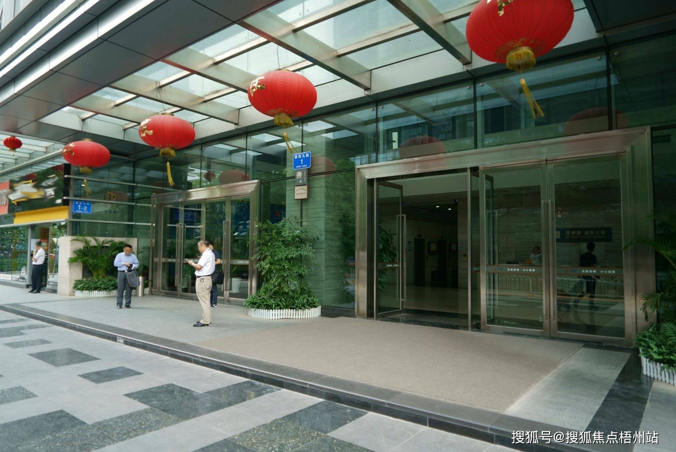 深圳云松大厦租120人独立办公室精装修带家具交通便利可注册