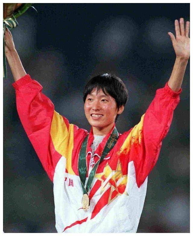 她用自己的努力实现了冠军梦想,成为体育界的传奇人物.