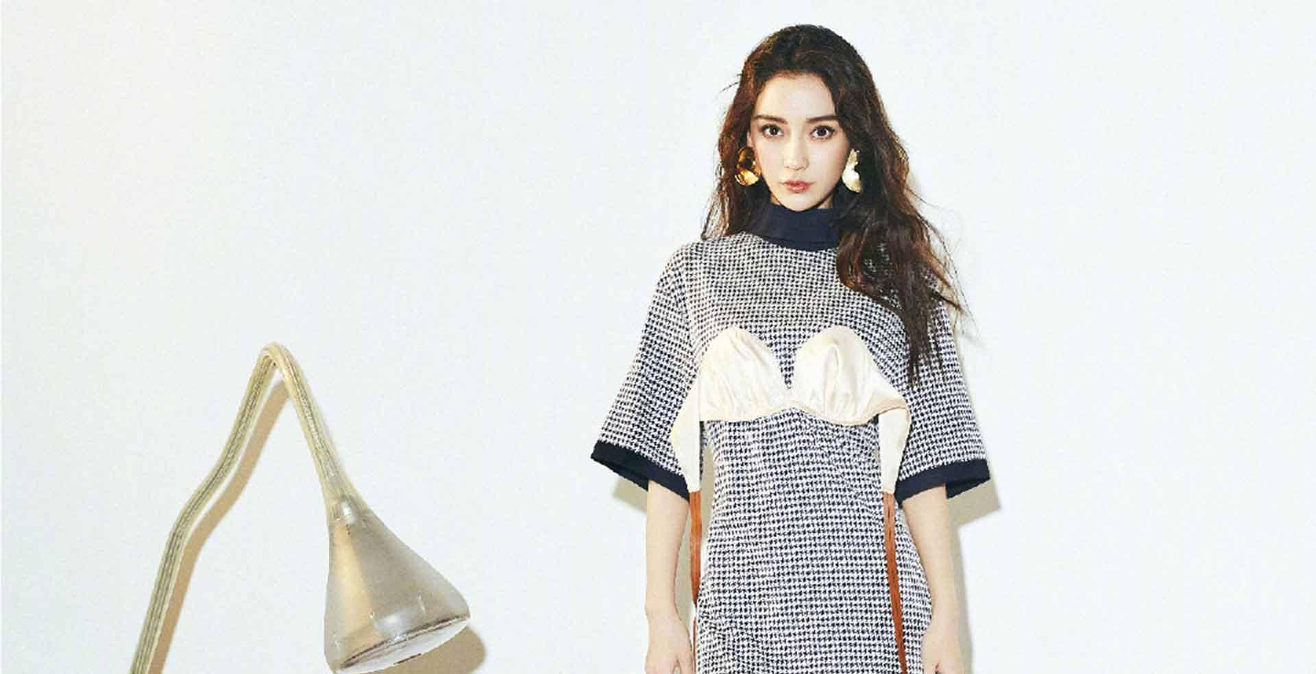 小时候的angelababy非常可爱,有些婴儿肥,但她那双大而有神的眼睛非常